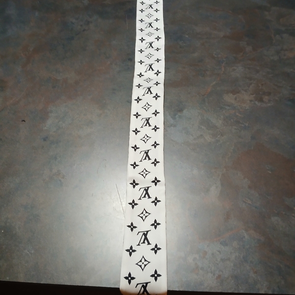 Authentic Louis Vuitton Monogram Black and Gold Scarf - Picture 8 of 11